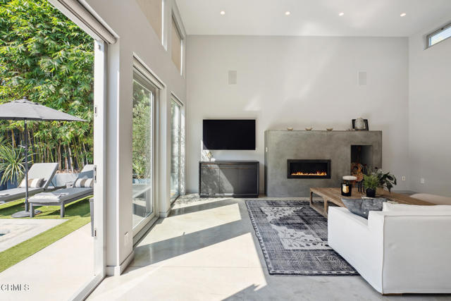 Detail Gallery Image 34 of 41 For 329 Westbourne Dr, West Hollywood,  CA 90048 - 2 Beds | 3 Baths