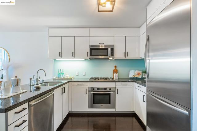 333 MAIN, San Francisco CA: https://media.crmls.org/mediaz/793ef9c5-6b22-4cd8-8c33-73b2136d476b.jpg