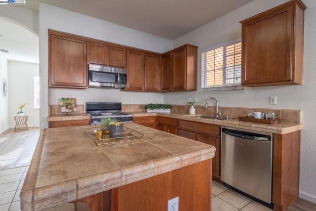 1526 Cat Tail Dr, Stockton CA: https://media.crmls.org/mediaz/793f2ff6-21ed-45fa-a1dd-755923ca50f6.jpg
