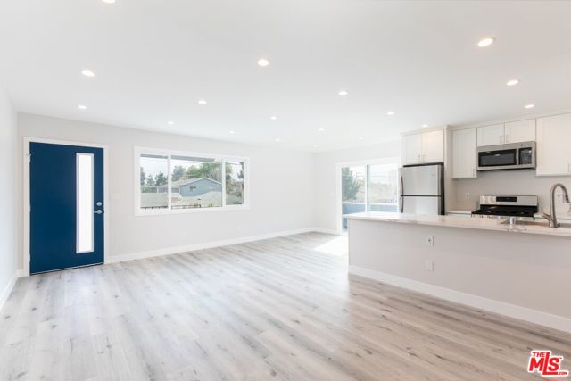 3872 Bentley Avenue, Culver City CA: https://media.crmls.org/mediaz/79415b2e-4dc9-4b82-8525-b06001758d8f.jpg
