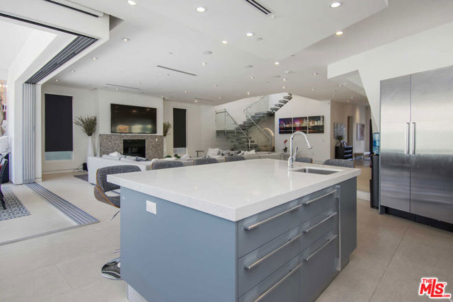 429 N Sweetzer Avenue, Los Angeles CA: https://media.crmls.org/mediaz/79420df4-b15f-4a2a-b350-18b86f6621b9.jpg
