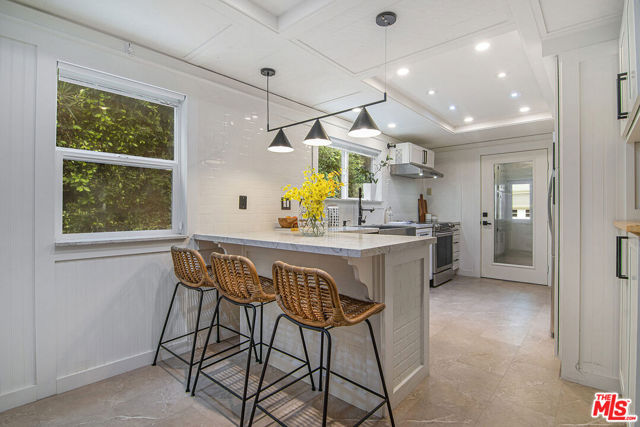 565 N Arden Boulevard, Los Angeles CA: https://media.crmls.org/mediaz/79425bfe-cd71-4830-b091-c3c0af9702d8.jpg