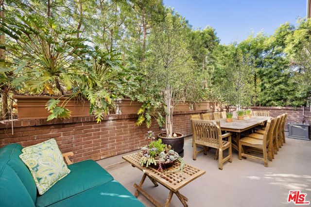 211 S Spalding Drive, Beverly Hills CA: https://media.crmls.org/mediaz/7942c378-7caf-4083-b183-eba629715415.jpg