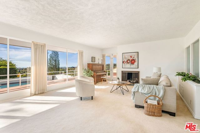 810 Franklin Street, Santa Monica CA: https://media.crmls.org/mediaz/79431fc2-6481-4159-a3ea-b2b293a728c9.jpg