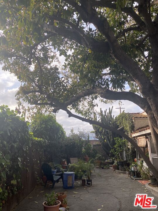 11317 1/2 Iowa Avenue, Los Angeles CA: https://media.crmls.org/mediaz/79454112-2f6e-48c9-b264-a2781515a7be.jpg