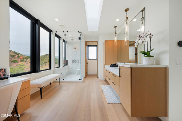 33433 Decker School Road, Malibu CA: https://media.crmls.org/mediaz/79455103-f058-4ac4-b81e-a2412c7d69a3.jpg