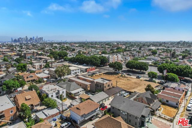 317 W 51st Street, Los Angeles CA: https://media.crmls.org/mediaz/7946acad-3166-46a1-a992-67d408aaa7d4.jpg