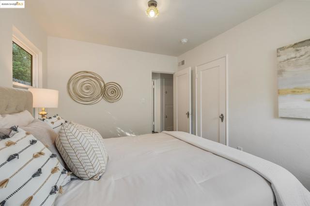 279 Pomona Street, Crockett CA: https://media.crmls.org/mediaz/7947a539-225d-4cb4-8075-170d97f9a8f3.jpg