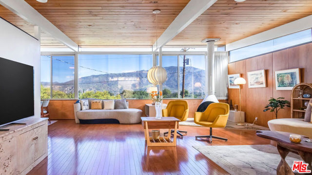 8554 Day Street, Sunland CA: https://media.crmls.org/mediaz/79483388-62a3-4e5a-b1d2-cf7ab23ed309.jpg