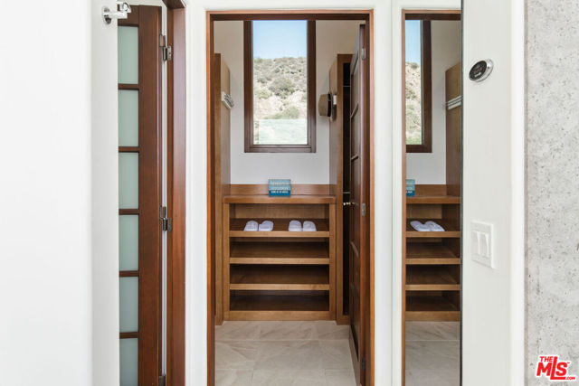 26520 Latigo Shore Drive, Malibu CA: https://media.crmls.org/mediaz/79497717-0a4f-4c1c-96d0-2bf31ad433c0.jpg