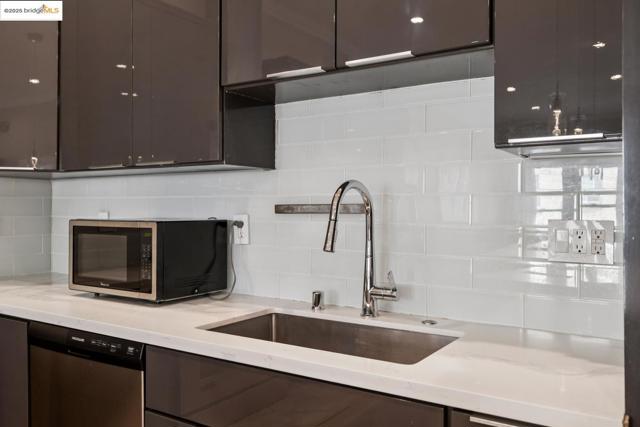 1537 Revere AVE, San Francisco CA: https://media.crmls.org/mediaz/794a791f-d4b0-4bf0-8088-de9be908690a.jpg