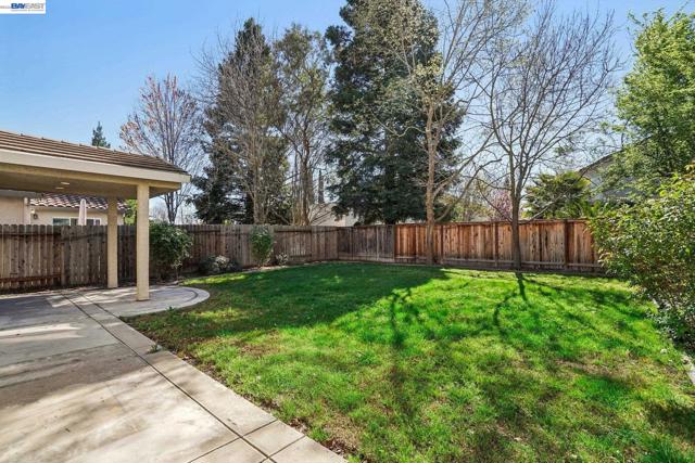 4902 Alterra Way, Sacramento CA: https://media.crmls.org/mediaz/794a9b3c-cb45-4d74-9676-11197cd9ce94.jpg