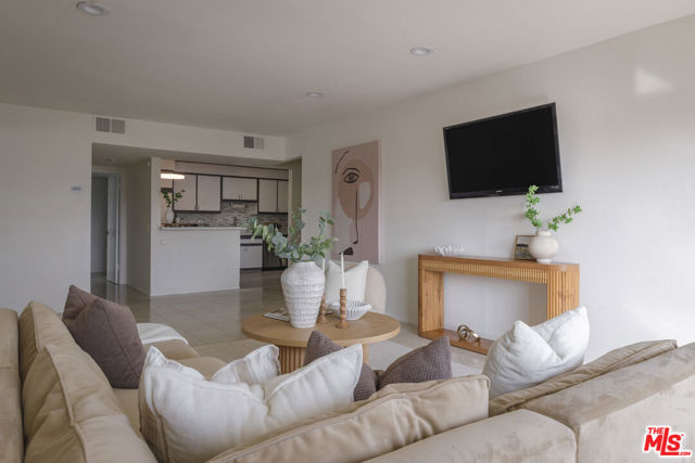 4829 Whitsett Avenue, Valley Village CA: https://media.crmls.org/mediaz/794ae37f-0b56-40b6-a67e-feaac477ea36.jpg