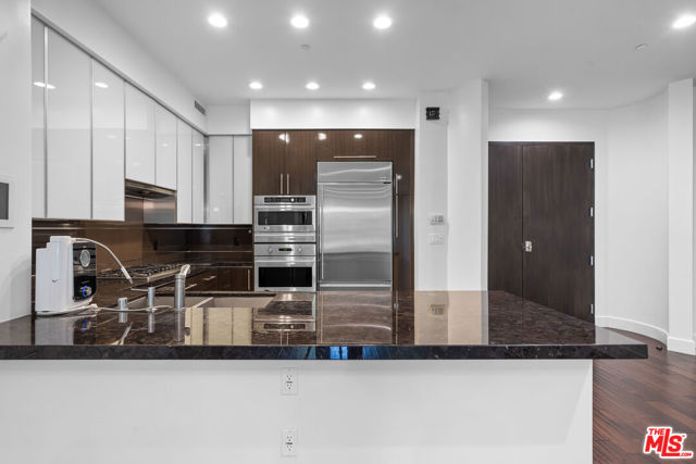 1318 Roxbury Drive, Los Angeles CA: https://media.crmls.org/mediaz/794b845e-5b6d-425e-960e-49f7eb6d74e7.jpg