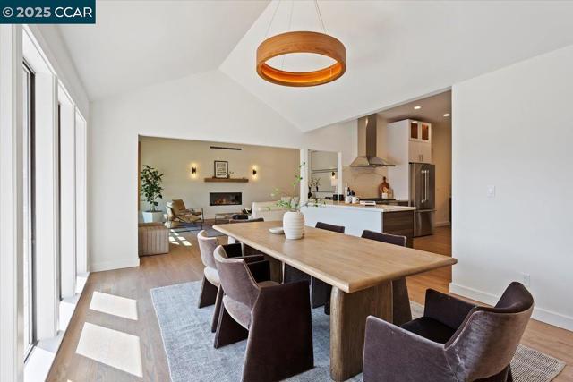 316 Village View Ct, Orinda CA: https://media.crmls.org/mediaz/794bbbf5-8664-42e1-b354-573e19d714c7.jpg
