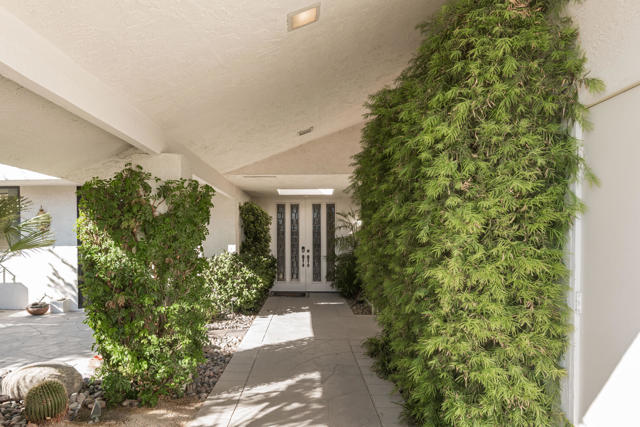 9 Wake Forest Court, Rancho Mirage CA: https://media.crmls.org/mediaz/794c319d-9e10-4258-b2fc-95cbf5f9d110.jpg