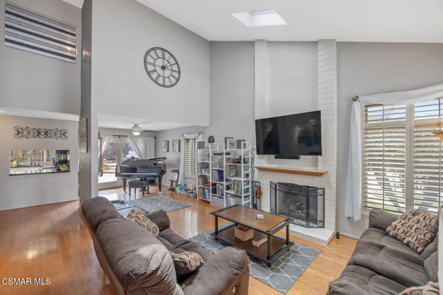 974 Hillview Cir Simi Valley-large-004-0