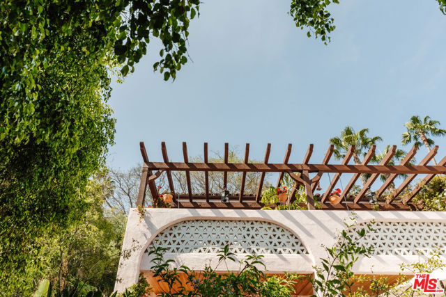 5163 Franklin Avenue, Los Angeles CA: https://media.crmls.org/mediaz/794d477a-0a76-43c9-948a-5aff4aafaf27.jpg