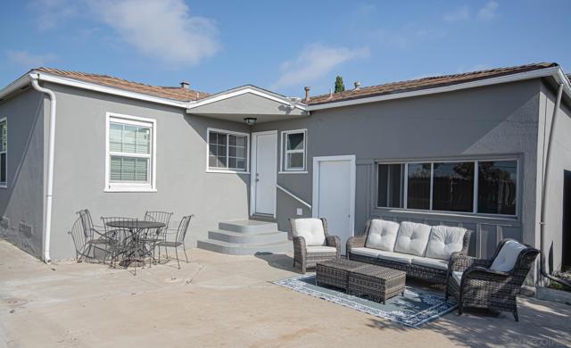 4092 Winona Ave, San Diego CA: https://media.crmls.org/mediaz/794d60fc-0935-48f1-9a8d-cddff87a18d9.jpg