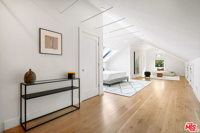2612 Wallingford Drive, Beverly Hills CA: https://media.crmls.org/mediaz/794d90ba-ffe8-4ae5-8d26-8ac28064a587.jpg