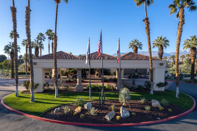 56 Oakmont Drive, Rancho Mirage CA: https://media.crmls.org/mediaz/794e4746-c1c8-472d-b3b8-a87addf18fc9.jpg