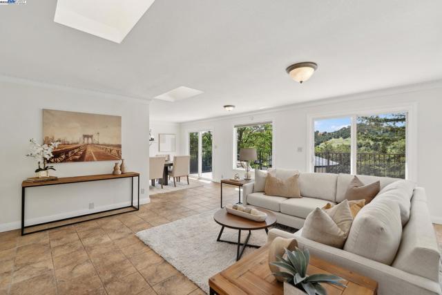 375 Montecillo Dr, Walnut Creek CA: https://media.crmls.org/mediaz/794f4f16-0174-46e5-be9c-abf20d0e979d.jpg