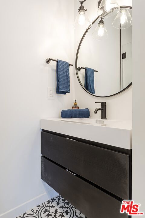 329 N Alexandria Avenue, Los Angeles CA: https://media.crmls.org/mediaz/794f786d-bbf4-4a65-a0d4-387bf0f10a52.jpg