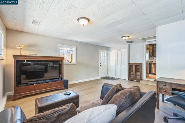 448 Cumberland Dr, Pleasant Hill CA: https://media.crmls.org/mediaz/79505c56-50cd-48cb-91b4-cdcda90d873e.jpg