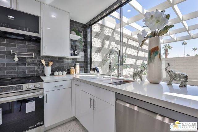 833 N Calle De Flora Vista, Palm Springs CA: https://media.crmls.org/mediaz/7950ff11-5b44-480b-91a0-12d776ae8b5b.jpg