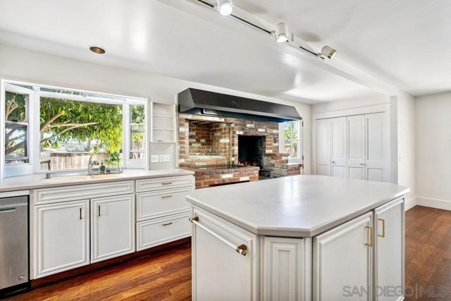 1312 3Rd St, Coronado CA: https://media.crmls.org/mediaz/79511005-3f1b-45c2-b022-fe12b484a1cd.jpg