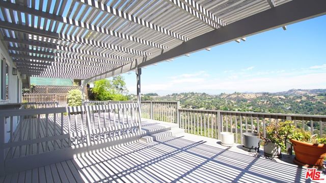 2724 Angelo Drive, Los Angeles CA: https://media.crmls.org/mediaz/79514c96-1aeb-409a-b30e-0e7e7614583e.jpg