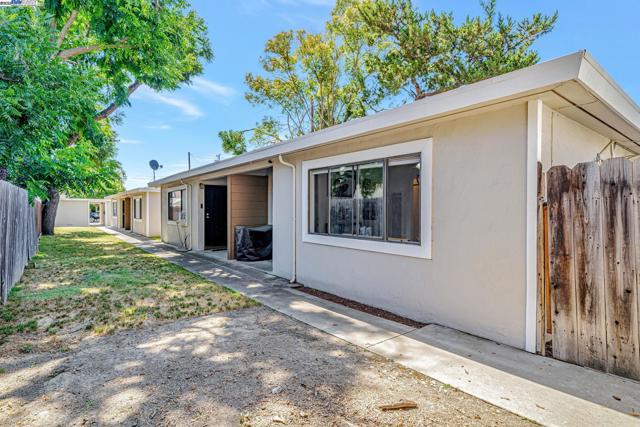 4655 Augustine St, Pleasanton CA: https://media.crmls.org/mediaz/79526c1d-8482-4e94-85b3-50b61d0a467b.jpg