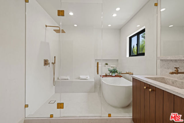 11268 Dona Lola Drive, Studio City CA: https://media.crmls.org/mediaz/7953ddb3-c57c-450c-a34d-afce66cf95cd.jpg