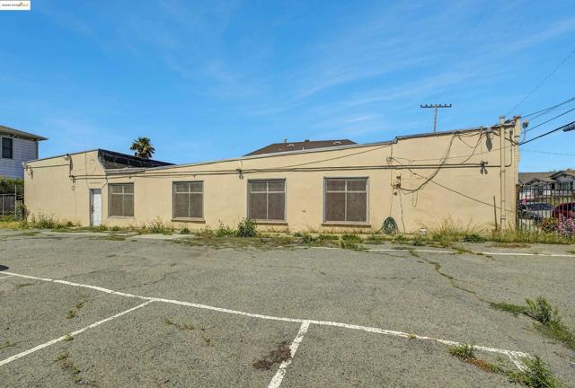 915 37Th St, Oakland CA: https://media.crmls.org/mediaz/795430d0-ec0e-4966-a376-ca8c28df6893.jpg