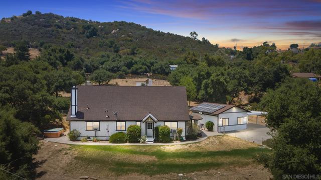 12108 12110 Lilac Heights Ct, Valley Center CA: https://media.crmls.org/mediaz/7954d243-72a6-4f87-8c94-a309a4c4df0c.jpg
