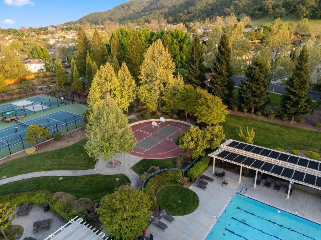 https://media.crmls.org/mediaz/795565c4-0426-4c3a-874b-2d37bf69e154.jpg?preset=X-Large