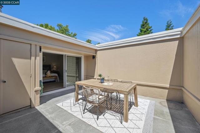 1736 Golden Rain Rd, Walnut Creek CA: https://media.crmls.org/mediaz/7955ccef-b23b-4298-b7f6-b658ae7d6b0c.jpg