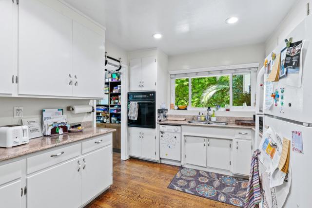 810 Cambridge Avenue, Menlo Park CA: https://media.crmls.org/mediaz/7956328d-8ee3-46d8-9f63-79fb4c25d714.jpg