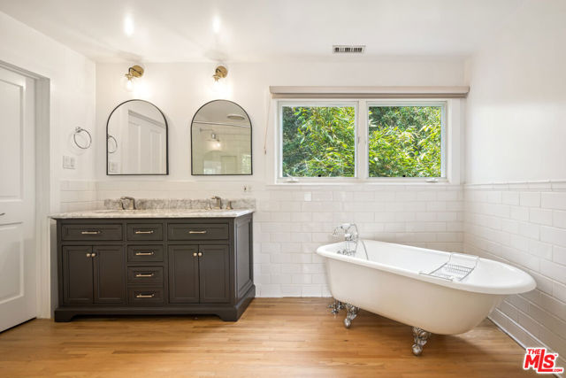 14235 Greenleaf Street photo 8