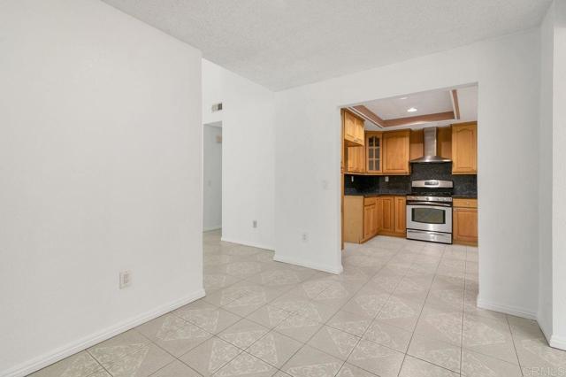 2412 Heatherwood Court, Escondido CA: https://media.crmls.org/mediaz/79573bf9-88e6-4622-af7e-2e0247b8e2ca.jpg