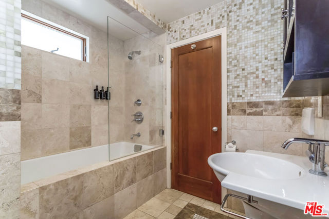 8783 Lookout Mountain Avenue, Los Angeles CA: https://media.crmls.org/mediaz/7958a6e7-3449-475c-be59-61e94282a62d.jpg