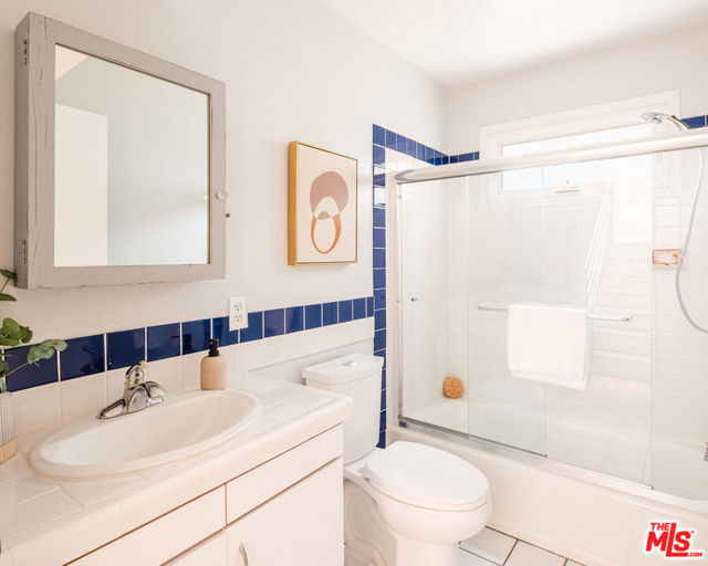 980 Oneonta Drive, Los Angeles CA: https://media.crmls.org/mediaz/79591921-fbdf-44e2-b243-4e51a8b53323.jpg