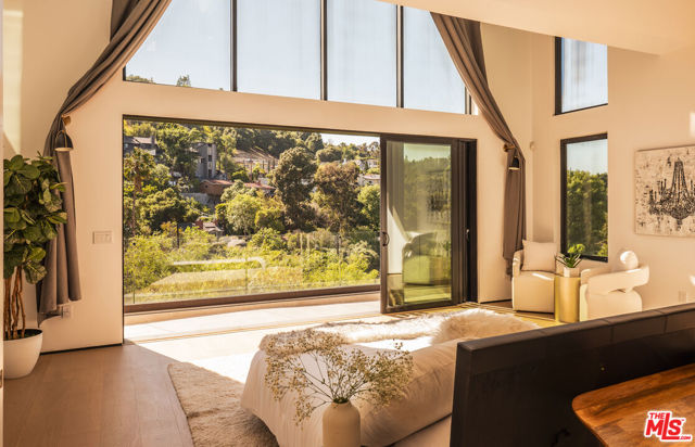 3920 Knobhill Drive, Sherman Oaks CA: https://media.crmls.org/mediaz/7959eda1-c71a-49e4-b9e5-04a27b3d7385.jpg