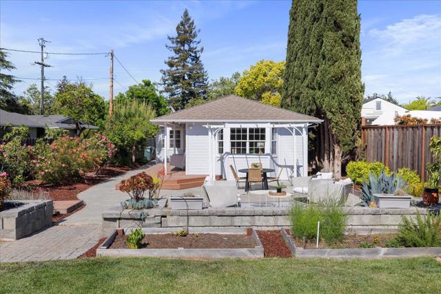 244 Hillview Avenue, Redwood City CA: https://media.crmls.org/mediaz/795a7961-1075-4554-a553-b15724cd308a.jpg