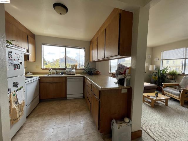 290 Park View Terrace, Oakland CA: https://media.crmls.org/mediaz/795abc91-88ca-4fc7-b936-67a662bc57f1.jpg