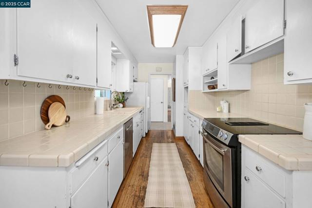 5 Dickenson Dr, Moraga CA: https://media.crmls.org/mediaz/795cb004-dbff-4b9b-be0b-71210e49c0a8.jpg