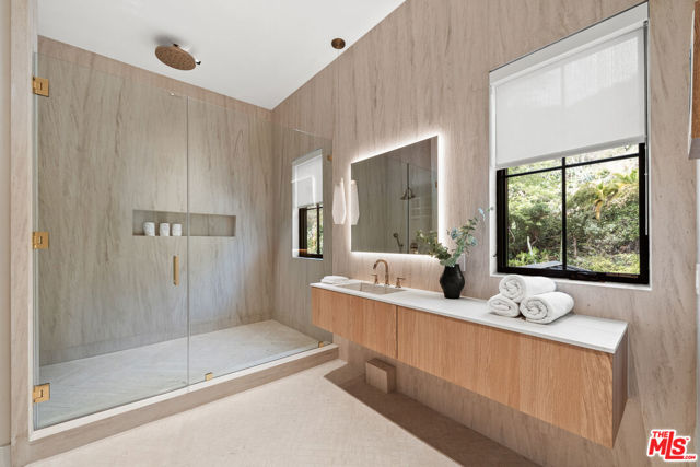 10950 Verano Road, Los Angeles CA: https://media.crmls.org/mediaz/795cca72-e272-4835-9521-79f56d9cfba9.jpg