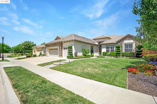 1117 Teal Ct, Brentwood CA: https://media.crmls.org/mediaz/795ec980-b75a-474c-bafe-88255a4b8a33.jpg