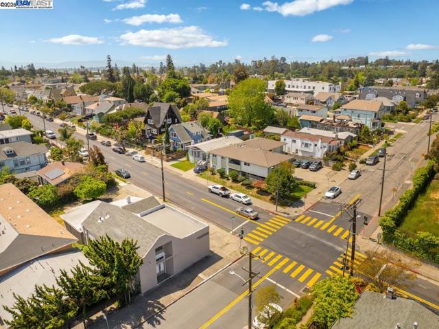 3003 School St, Oakland CA: https://media.crmls.org/mediaz/795f62c7-e6c8-47bd-8967-2371de99aded.jpg