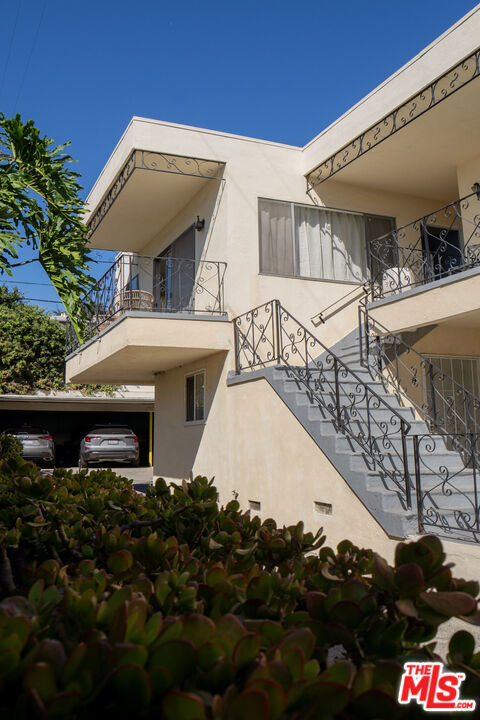 4579 Ambrose Avenue, Los Angeles CA: https://media.crmls.org/mediaz/79617d28-24c0-41f8-828d-3dc9667d9a81.jpg